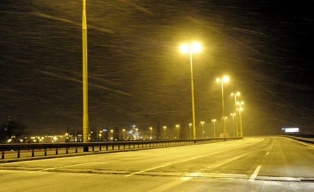 GDDKiA ostrzega: Na drogach utrudnienia z powodu śniegu, deszczu i mgły