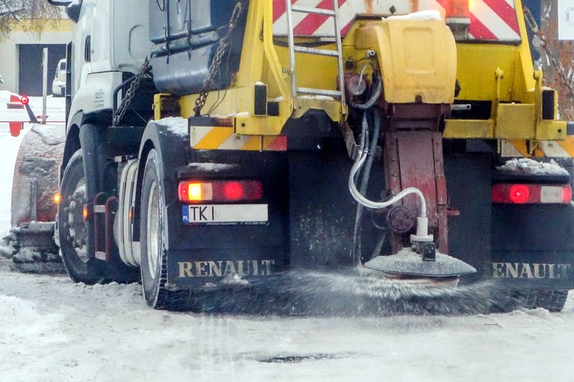 GDDKiA szacuje, że tej zimy na drogi trafi 323 tys. ton soli drogowej /PIOTR KAMIONKA/REPORTER/PIOTR KAMIONKA/REPORTER /Agencja SE/East News