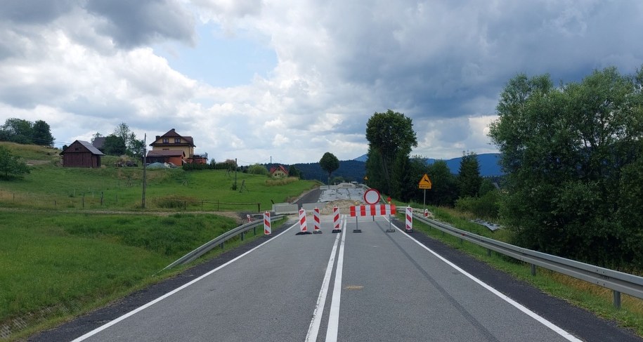 GDDKiA zleciła badania osuwiska na DK28 w Kasinie Wielkiej. Droga pozostaje zamknięta /GDDKiA Kraków /