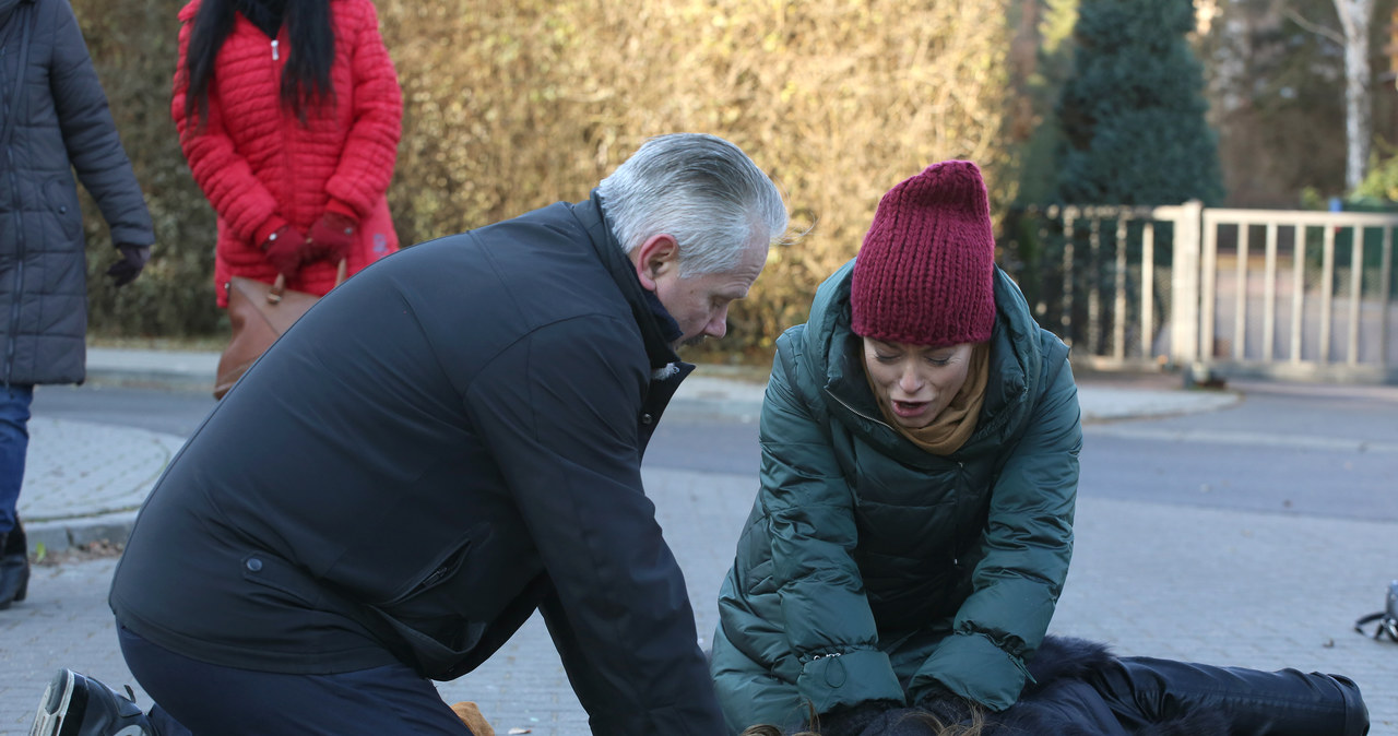 Gdy Anka zostanie potrącona przez samochód, Magda wezwie pogotowie i rozpocznie reanimację /Agencja W. Impact