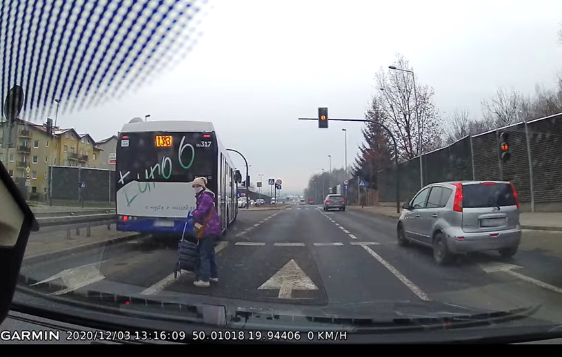 Gdy autobus ruszył kobieta została na środku trzypasmowej drogi... /Informacja prasowa
