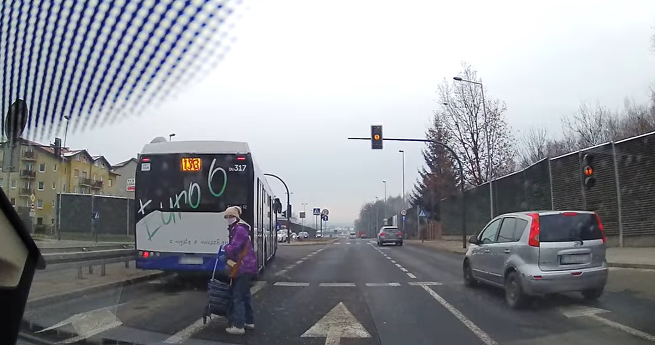 Gdy autobus ruszył kobieta została na środku trzypasmowej drogi... /Informacja prasowa