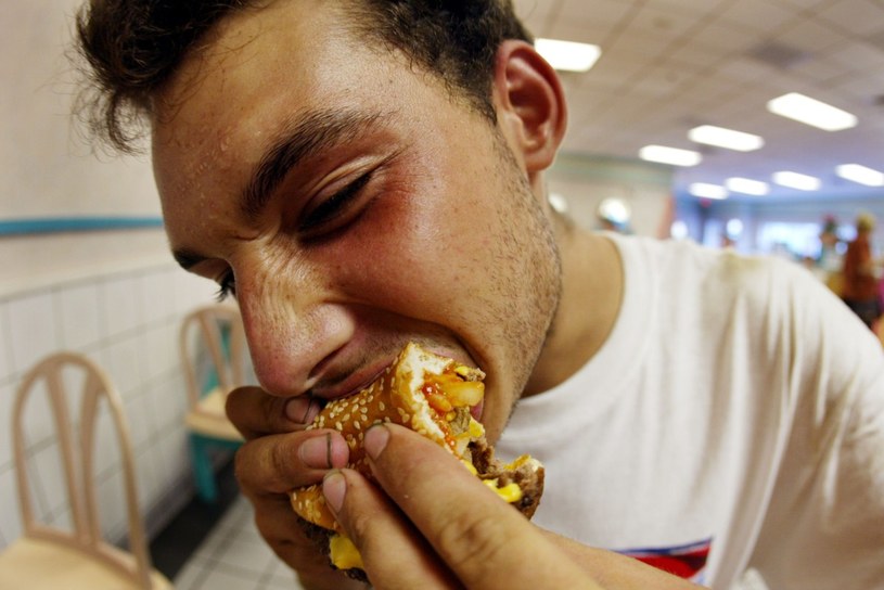 Gdy dopadnie nas wrogi głód, sięgamy po pierwszą lepszą rzecz do jedzenia /Getty Images/Flash Press Media