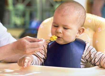 Gdy dziecko kończy 5-6 miesięcy, pora wprowadzać do jego jadłospisu nowe smaki /ThetaXstock