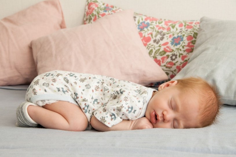 Gdy dziecko nie śpi - warto go układać w ten sposób jak najczęściej /123RF/PICSEL