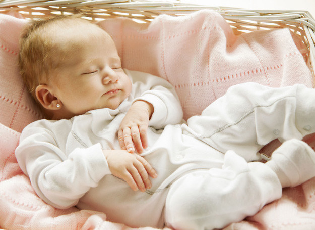 Gdy dziecko odpoczywa, jego organizm produkuje hormon wzrostu, który sprawia, że maluszek z miesiąca na miesiąc staje się coraz większy /123RF/PICSEL