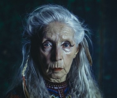 Gdy jednak romans nabiera rumieńców, chłopak dokonuje niebywałego odkrycia. W swoim nowym mieszkaniu znajduje stare radio, które nadaje audycje z lat 50 XX wieku. Okazuje się, że odbiornik emituje również fale umożliwiające teleportację. Podczas jednej z podróży Adam "utyka" w 1952 roku. Zaniepokojona nieobecnością ukochanego Goria podejmuje się fascynującej, ale i niebezpiecznej misji sprowadzenia go z powrotem.