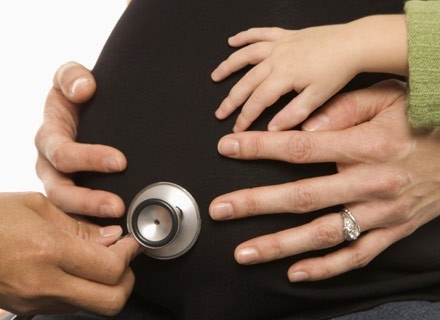 Gdy jesteś w ciąży, brzuch staje się centrum twojego świata. /ThetaXstock