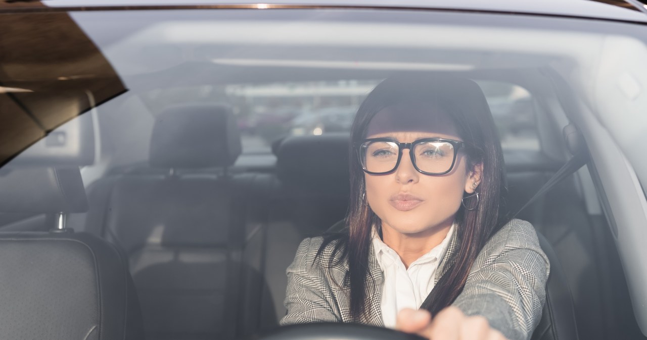 Gdy kierowca jedzie w okularach policjant może sprawdzić kody w prawie jazdy /123RF/PICSEL