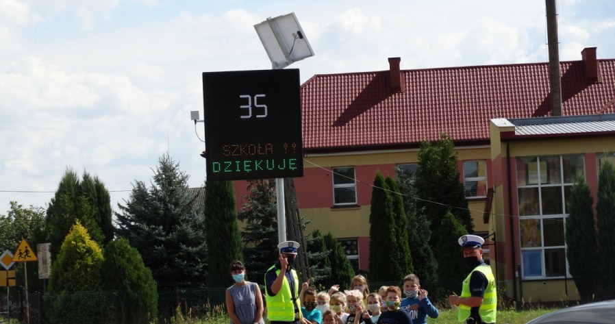 Gdy kierowca jedzie zgodnie z przepisami, wyświetlacz podaje słowo "Dziękuję" /Policja