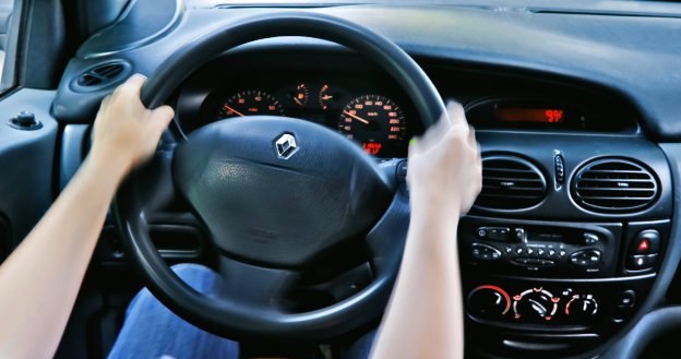 Gdy kierownica wykonuje znaczne ruchy podczas hamowania to znak, że skrzywieniu uległy tarcze lub piasty. /Motor