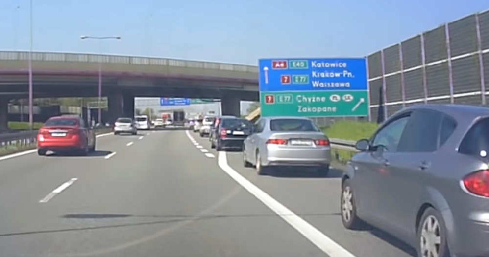 Gdy korkuje się pas do zjazdu z autostrady, kierowcy często wybierają pas awaryjny /fot. Youtube/Kamil Stryjek /