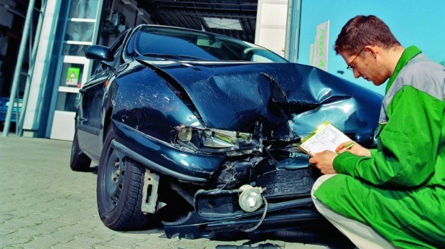 Gdy koszty naprawy auta wynoszą 70% jego wartości, szkoda może być uznana za całkowitą. /Motor
