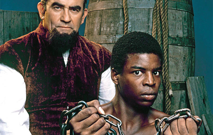 Gdy Kunta (LeVar Burton) wpadł w ręce handlarzy niewolników, niemal natychmiast trafił na statek okrutnego kapitana. /Świat Seriali