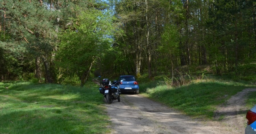 Gdy mężczyzna uszkodził auto, porzucił je i uciekł pieszo /Informacja prasowa