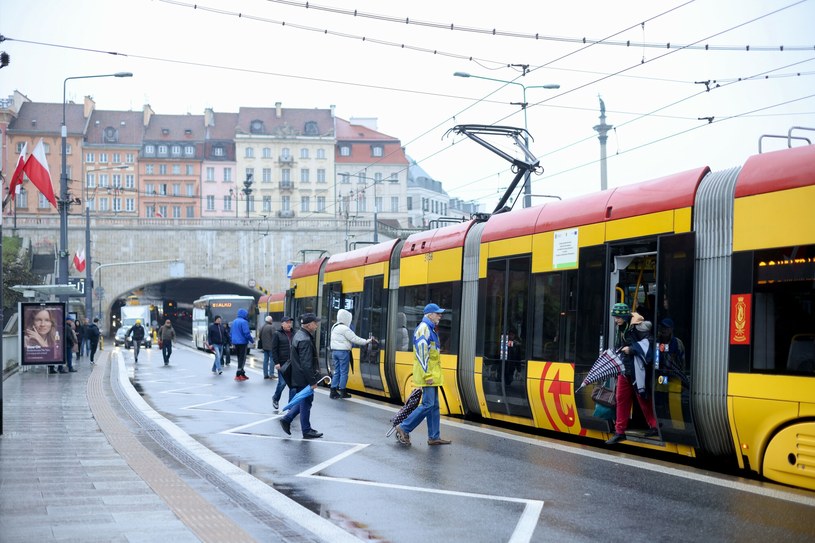 Gdy na przystanku stoi tramwaj, kierowców obowiązuje zakaz wjazdu na podwyższenie /Andrzej Iwańczuk /East News