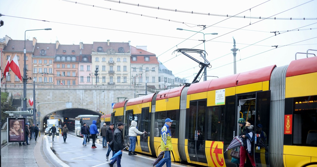 Gdy na przystanku stoi tramwaj, kierowców obowiązuje zakaz wjazdu na podwyższenie /Andrzej Iwańczuk /East News