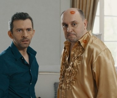 Gdy nastaje dzień ślubu, rusza prawdziwa lawina zdarzeń. Pan młody budzi się w apartamencie dla nowożeńców z gigantycznym bólem głowy po hucznym wieczorze kawalerskim, u boku nieznajomej kobiety. Do drzwi rozlega się pukanie, trzeba działać szybko i ukryć kochankę w łazience. Całe szczęście to tylko drużba (Piotr Głowacki).