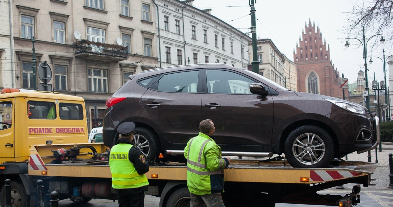 Gdy odholują twój samochód, aplikacja nie pomoże. mObywatel nie jest dokumentem dla Straży Miejskiej /Szymon Blik/Reporter /East News