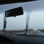 Gdy pada deszcz, ten czujnik wariuje. Tysiące kierowców z problemem
