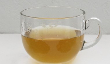 Gdy pijesz na czczo, przyspiesza metabolizm i usuwa nadmiar wody z organizmu. Na jelita działa jak plaster