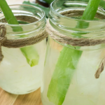 Gdy pijesz regularnie, jelita pracują jak w zegarku. Dobrze nawadnia, oczyszcza organizm i działa przeciwzapalnie