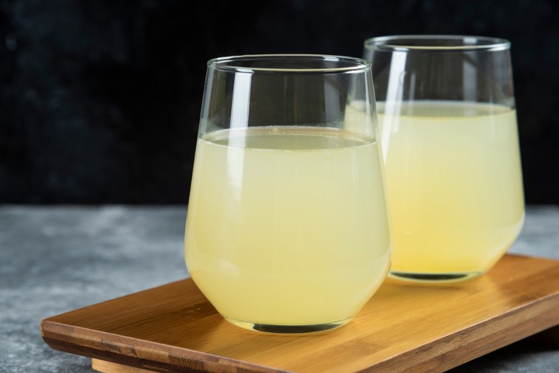 Gdy pijesz regularnie, łatwiej zrzucić wagę. Do tego poprawia nastrój i wygląd skóry