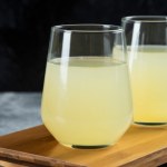 Gdy pijesz regularnie, łatwiej zrzucić wagę. Do tego poprawia nastrój i wygląd skóry