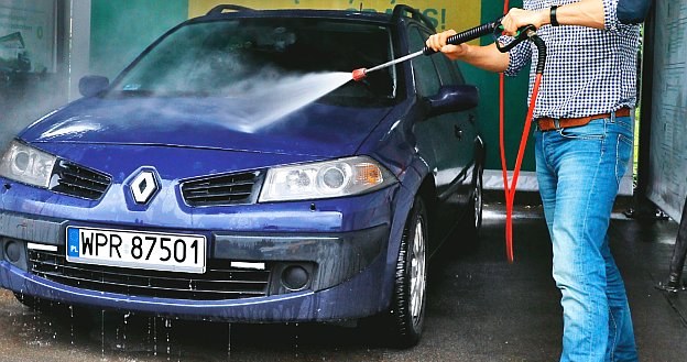 Gdy podczas mycia auta dysza lancy jest utrzymywana zbyt blisko nadwozia, może spowodować kosztowne uszkodzenia. Bezpieczna odległość to 30-40 cm. /Motor