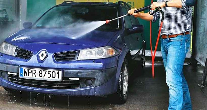 Gdy podczas mycia auta dysza lancy jest utrzymywana zbyt blisko nadwozia, może spowodować kosztowne uszkodzenia. Bezpieczna odległość to 30-40 cm. /Motor