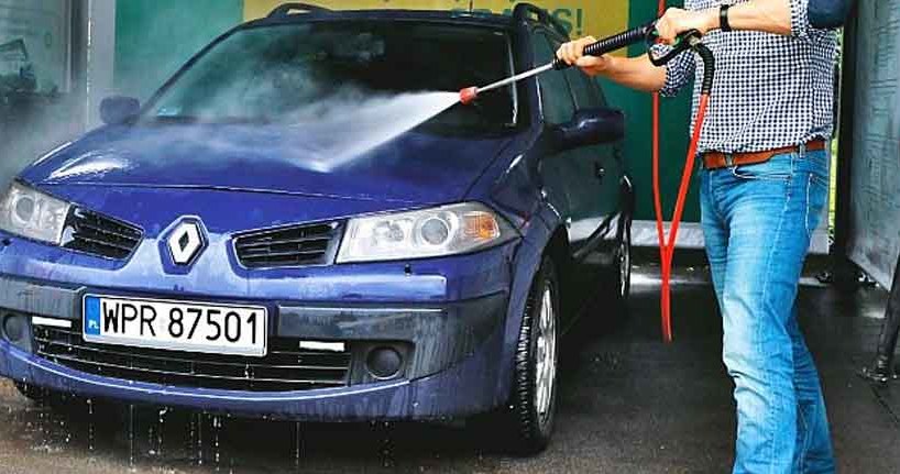 Gdy podczas mycia auta dysza lancy jest utrzymywana zbyt blisko nadwozia, może spowodować kosztowne uszkodzenia. Bezpieczna odległość to 30-40 cm. /Motor