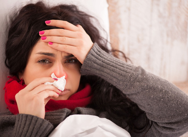 Gdy pojawiają się objawy przeziębienia, np. katar i złe samopoczucie, nie lekceważmy ich /123RF/PICSEL