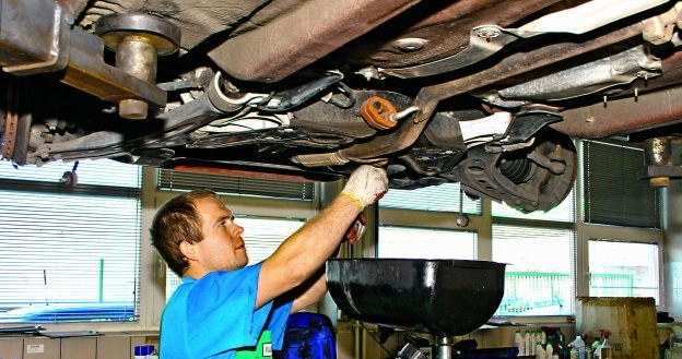 Gdy poziom oleju na bagnecie przekracza maksymalny poziom, płyn trzeba wymienić. /Motor