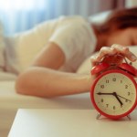 Gdy przestawiamy zegary, organizm musi działać aż w trzech czasach. Ekspertka: to szkodliwe