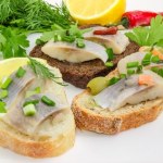 Gdy przychodzą goście, zamiast chipsów podaję te kanapeczki. Nie zostają nawet okruchy