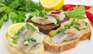 Gdy przychodzą goście, zamiast chipsów podaję te kanapeczki. Nie zostają nawet okruchy