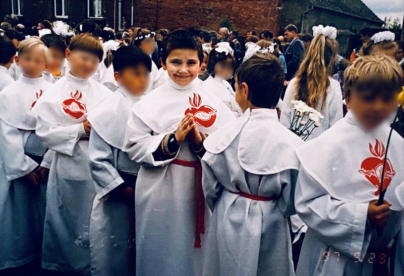 Gdy przystępowałem do sakramentu pierwszej komunii świętej obowiązującym ubraniem była alba (29 maja 1997 rok) /zdjęcie archiwalne /