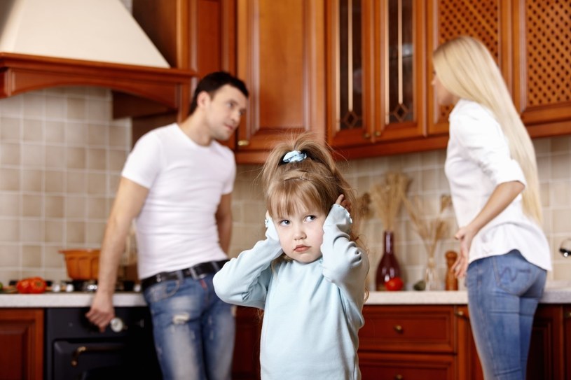 Gdy rodzice się kłócą, dziecko i tak czuje się wystarczająco źle. Wciąganie go w konflikt dorosłych to zadanie ponad siły małego człowieka /123RF/PICSEL