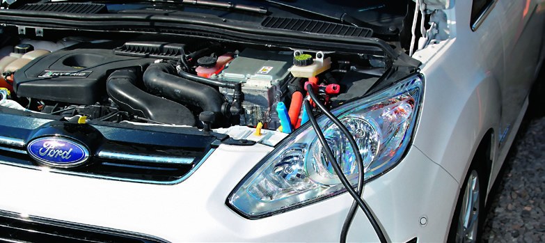 Gdy rozładuje się akumulator rozruchowy‚ auto hybrydowe można uruchomić „z kabli” jak normalny samochód spalinowy. /Motor