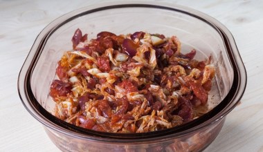 Gdy serwuję do obiadu, mąż aż cmoka z zadowoleniem. Ta duszona kapusta z cebulą to mój hit