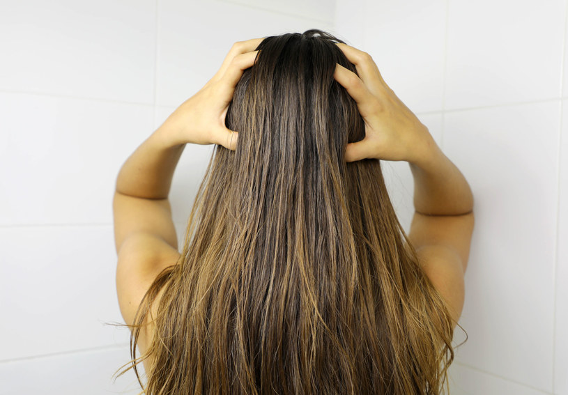 Gdy skończymy wcierać olej, należy czesać włosy przez kilka minut /123RF/PICSEL