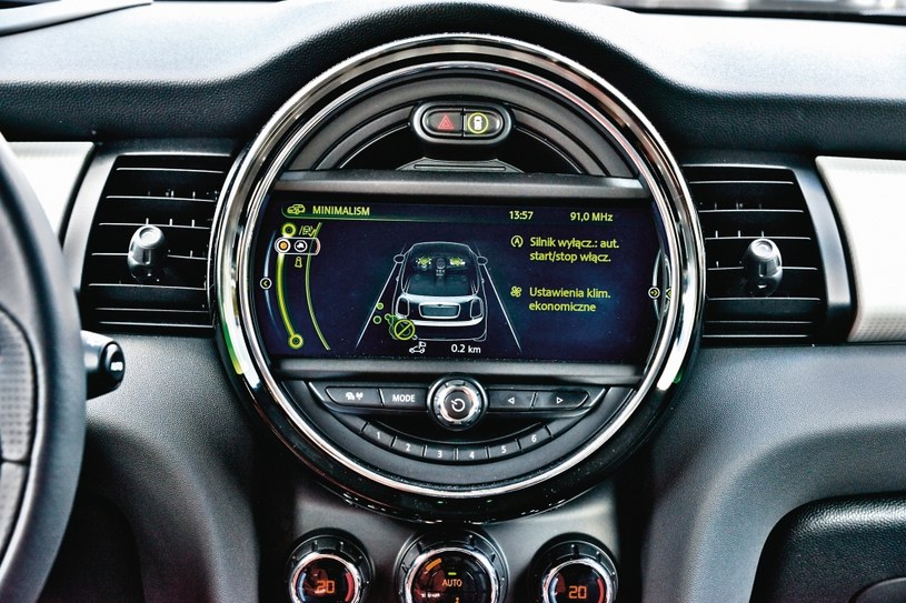 Gdy system start-stop wyłączy silnik, za samochodem widocznym na ekranie pojawiają się przekreślone spaliny. /Motor