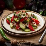 Gdy tylko pojawią się ogórki i pomidory, robię witaminową sałatkę. Chrupiący dodatek to podstawa 
