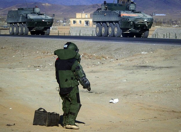 Gdy tylko żołnierze znajdą coś podejrzanego do akcji wkraczają saperzy /fot. PKW Afganistan /