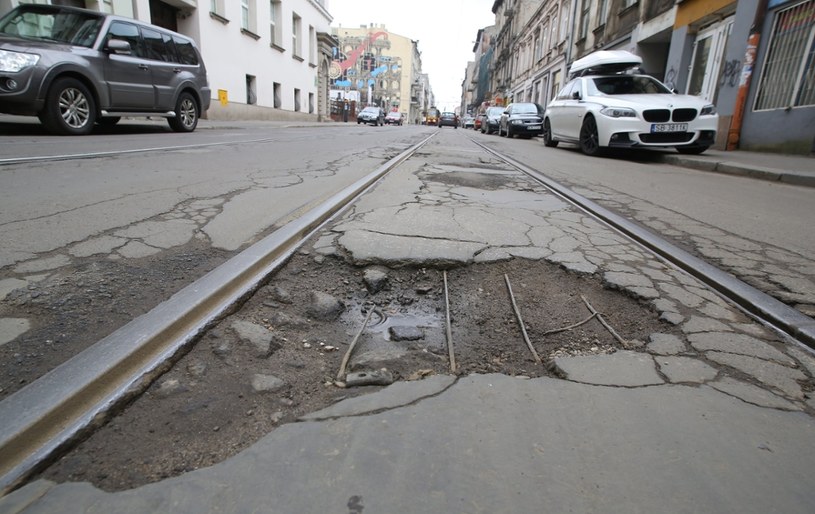 Gdy uszkodzisz auto na dziurze przysługuje ci odszkodowanie /Polska Press /East News