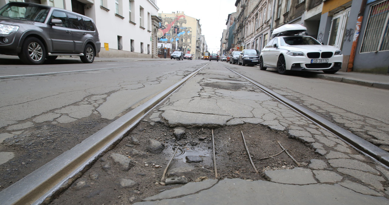 Gdy uszkodzisz auto na dziurze przysługuje ci odszkodowanie /Polska Press /East News