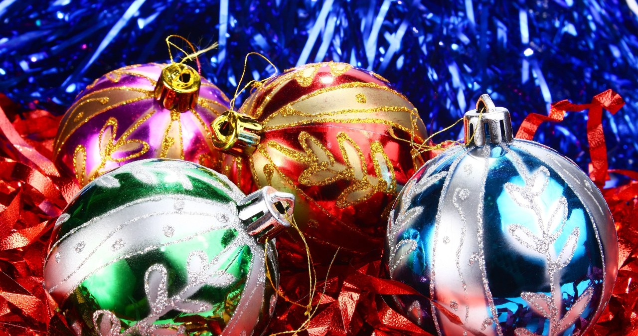 Gdy w domu jest dziecko, choinkę trzeba przystroić z dużą rozwagą. Usuńmy wszystkie ozdoby, które mogłyby zagrażać dziecku, w tym na przykład szklane bombki. /123RF/PICSEL