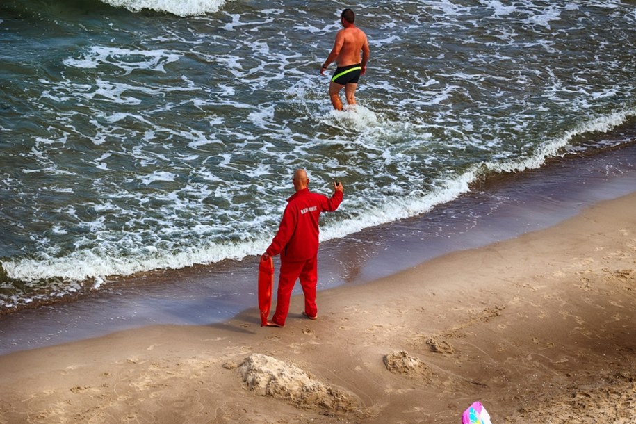 Gdy wywieszona jest czerwona flaga, w morzu nie można się kapać. /Shutterstock