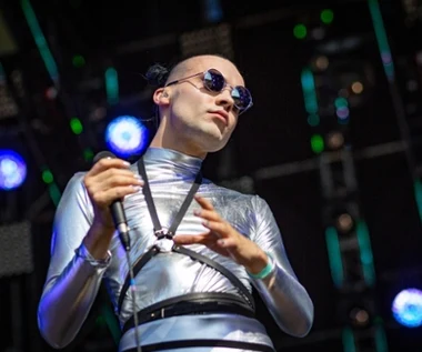 Gdy zaczął śpiewać w "Mam talent", Kuba Wojewódzki nie wiedział, co powiedzieć. Co porabia Paveu Ostrovsky (Decadent Fun Club)?