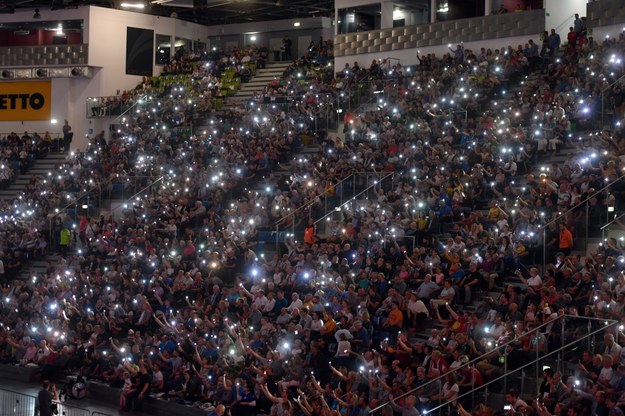 Gdy zgasły światła kibice włączyli latarki w swoich smartfonach / 	Marcin Bielecki    /PAP